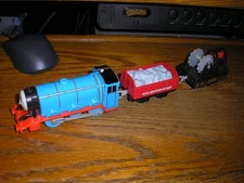 NICE Tested Working Plastic Motorized Thomas the train with 2 Cars Free SHIPPING