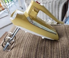 Vintage GE General Electric MCM Atomic Age Ivory Hand Mixer 30M47 Handheld Works
