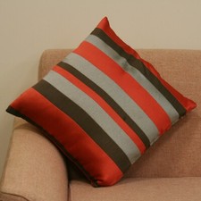 2er Pack x Kissenbez&uuml;ge 45 cm x 45 cm Modern Satin Multi Streifen Design 2er Pack