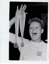 Original Press Photo Swimming Sarah Hardcastle with her medals 16.8.1984
