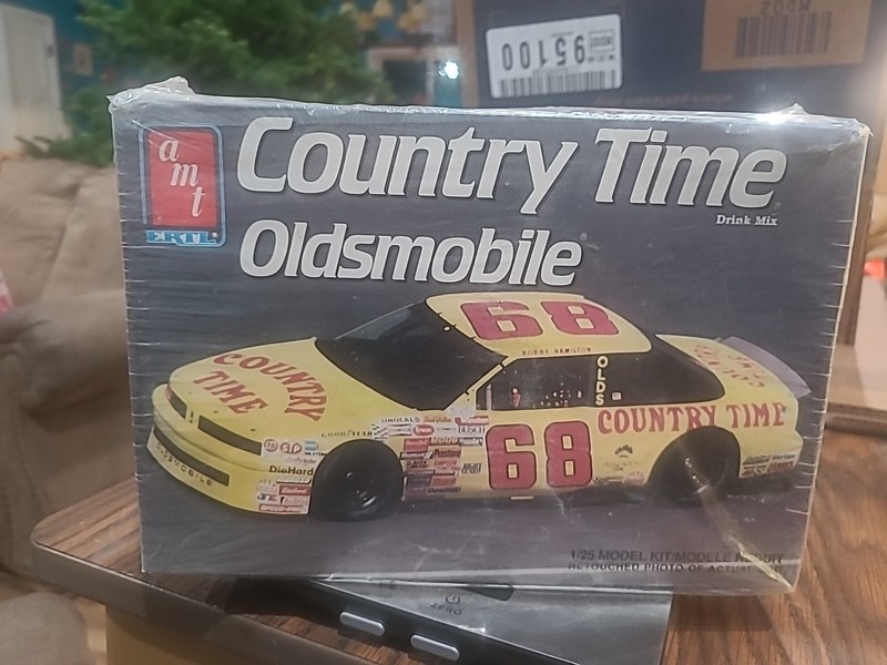 AMT Country Time Bobby Hamilton  Oldsmobile Kit # 6819 Factory Sealed 1:25