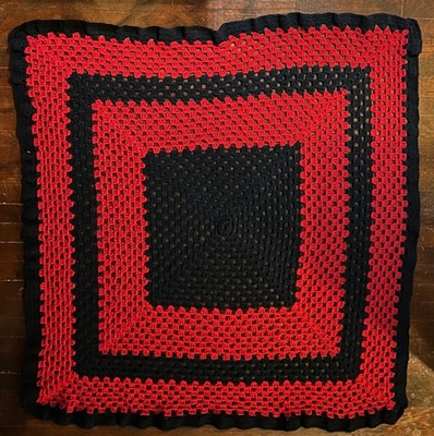 NICE VINTAGE 1980s HANDMADE RED BLACK SQUARE PATTERNED CROCHET AFGHAN BLANKET EX