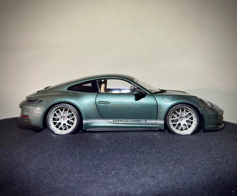 Porsche 911 992 GT3 Touring 1:18 Tuning 20” inch + Decal PORSCHE Silver  - Immagine 4 di 4