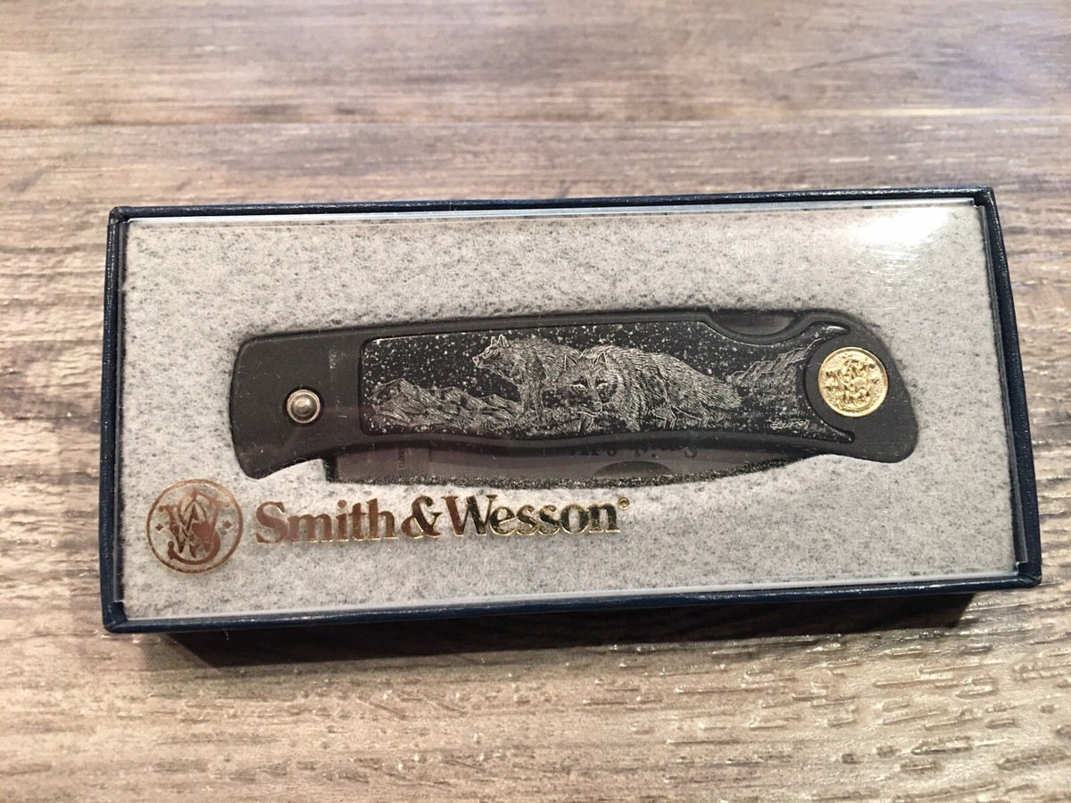 SMITH & WESSON Wolf Scrimshaw Lockback Folding Pocket Knife