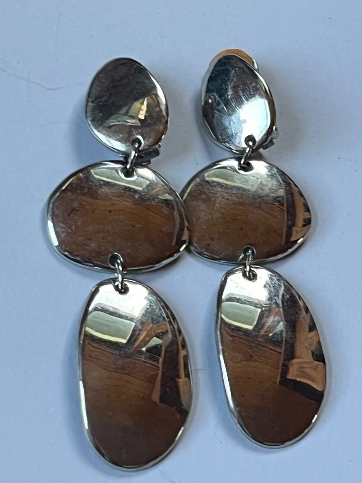 Pendientes de clip colgantes ovalados y oblongos de tono plateado largos y grandes marcados Chico’s -3,25 Foto 4 de 4