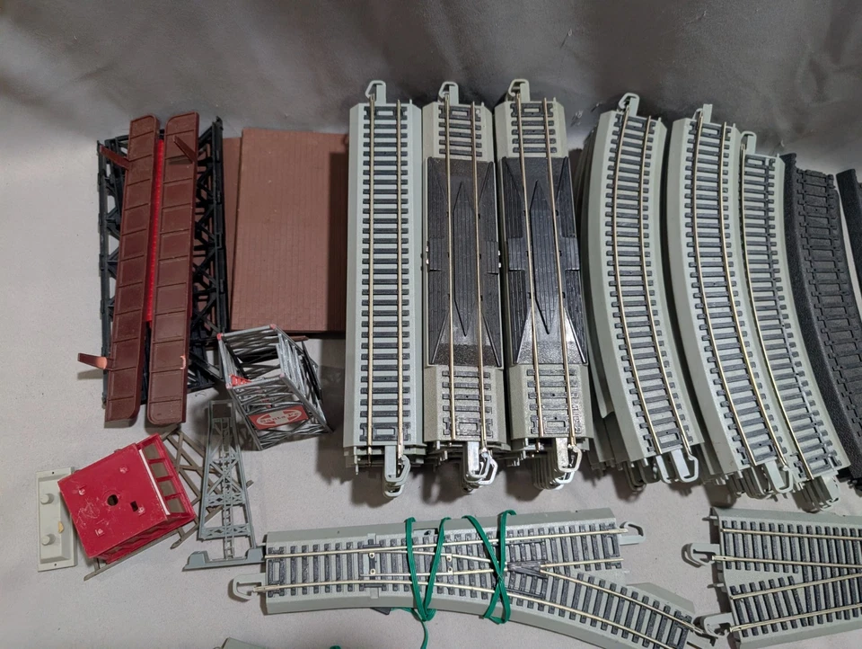 Bachmann EZ Track HO scale 60+ Pieces Train Track lot with accessories - Image 2 of 4