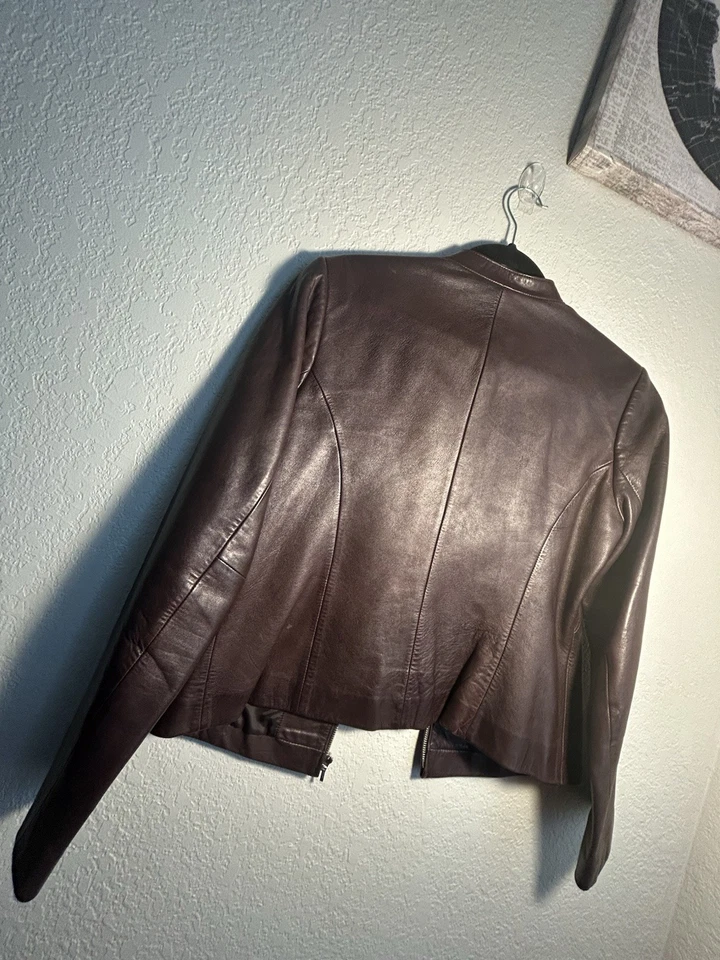Jaqueta de Couro Genuíno Ann Taylor Feminina Marrom Chocolate Escuro Tamanho Médio - Imagem 3 de 4