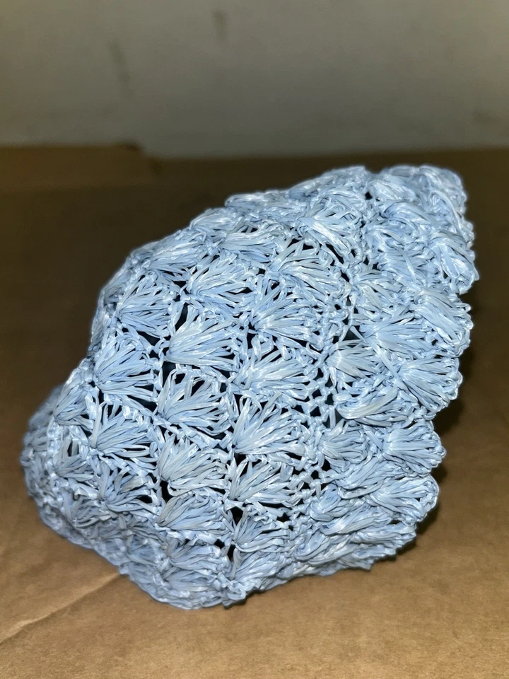 Diadema vintage hecha a mano de ganchillo azul claro para niño pequeño con diseño texturizado Foto 3 de 4