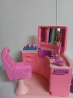Vintage 1985 Barbie BEAUTY SALON W/ A Working Pump Sink & Accessories.