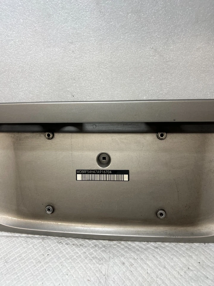 Mercedes-Benz C280 2006 tapa maletero soporte matrícula A 203750 0981 plata OEM Foto 3 de 4