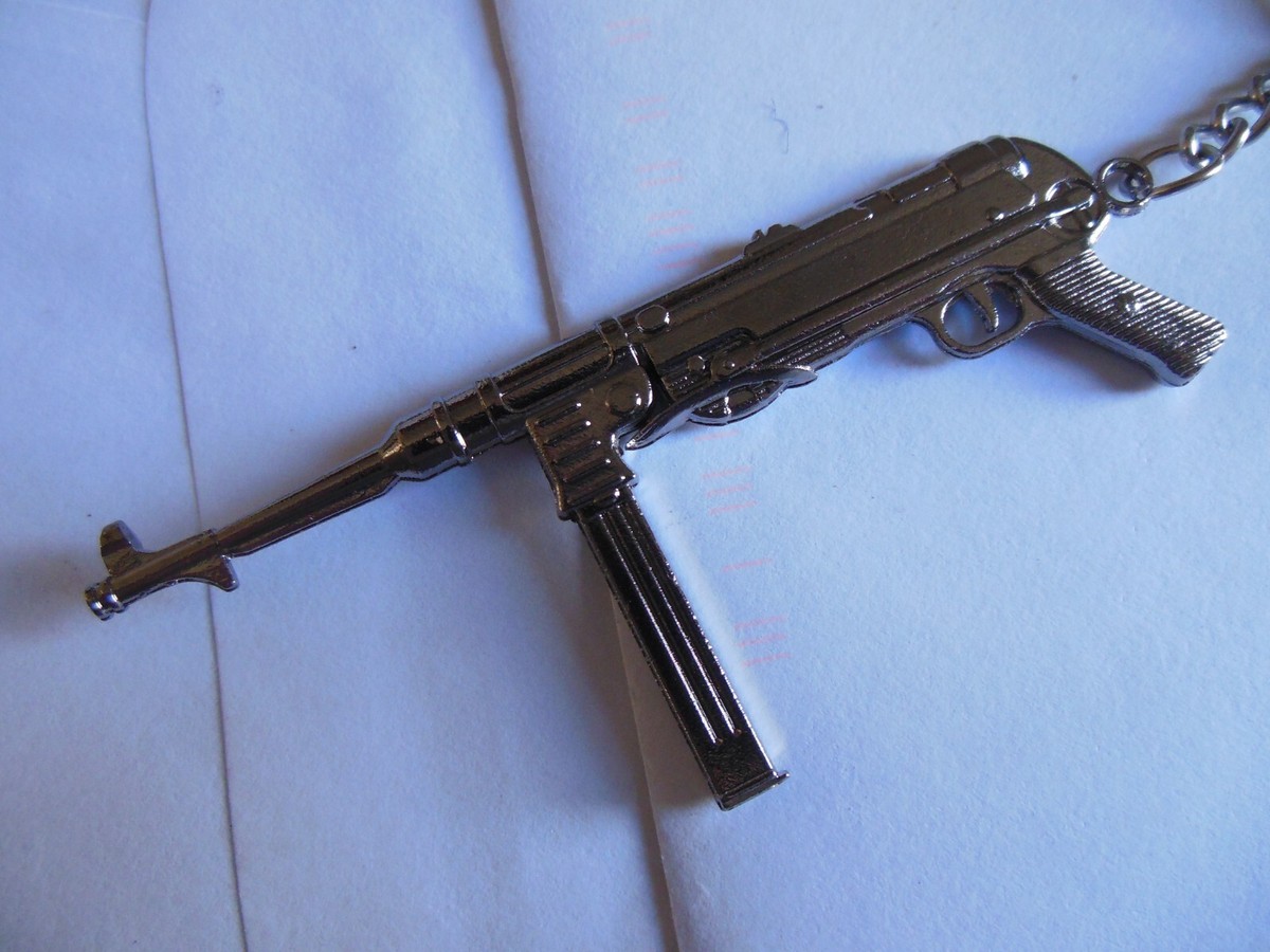 WW2ドイツ軍徽章勲章メダルとMP40キーホルダー WW2ドイツ軍徽章勲章メダルとMP40キーホルダー