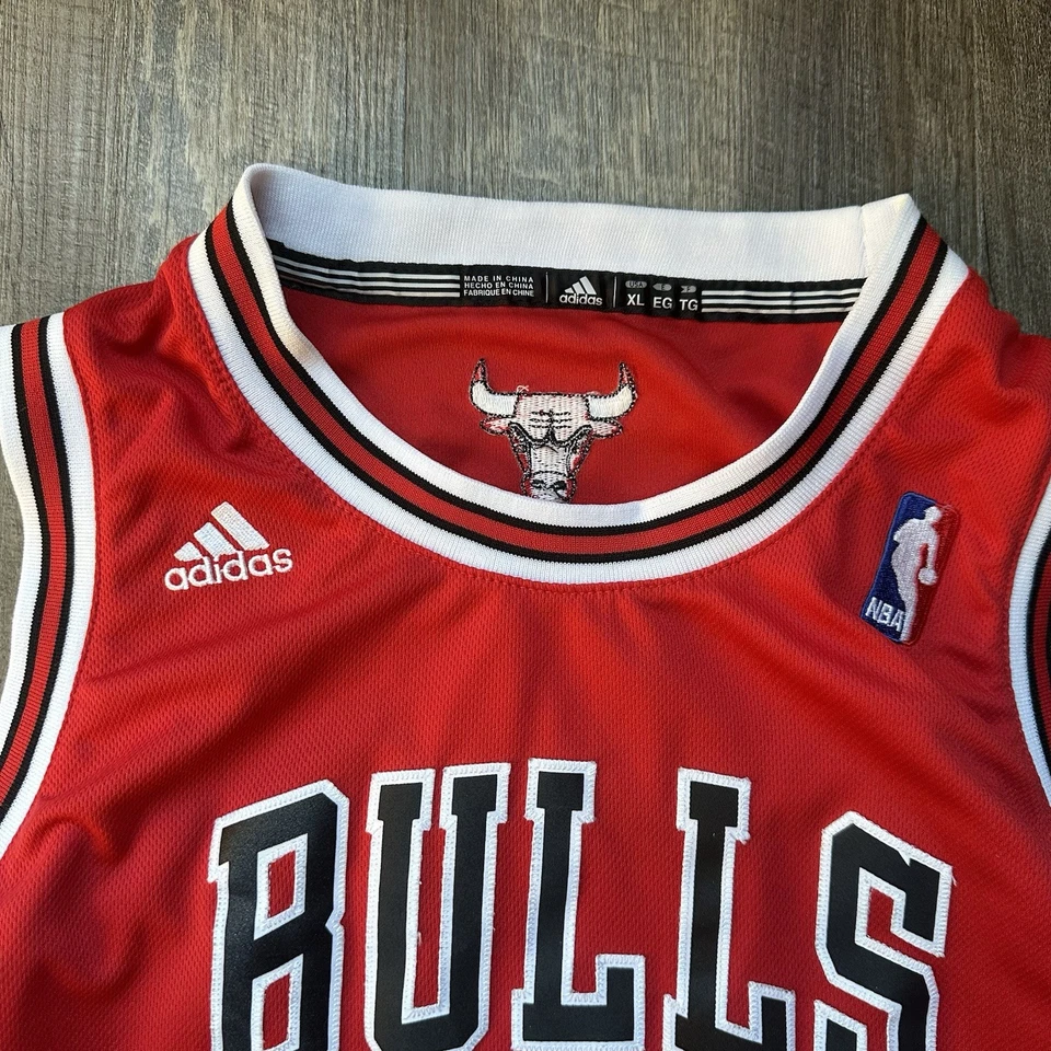 Camiseta Derrick Rose Chicago Bulls Adidas Swingman Vermelha NBA Masculina Comprimento Extra Grande +2 - Imagem 4 de 4