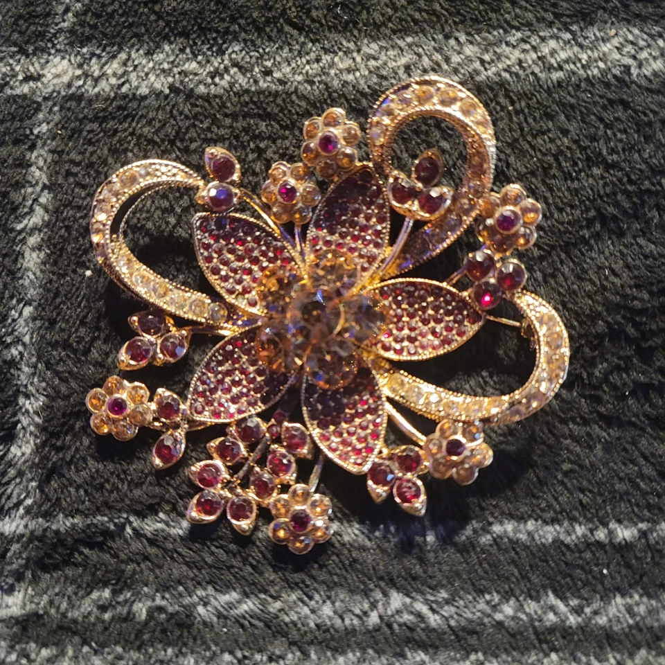 Broche prendedor Avon 2006 pedrería rojo rubí y ámbar en oro 35 aniversario 3"" Foto 3 de 4