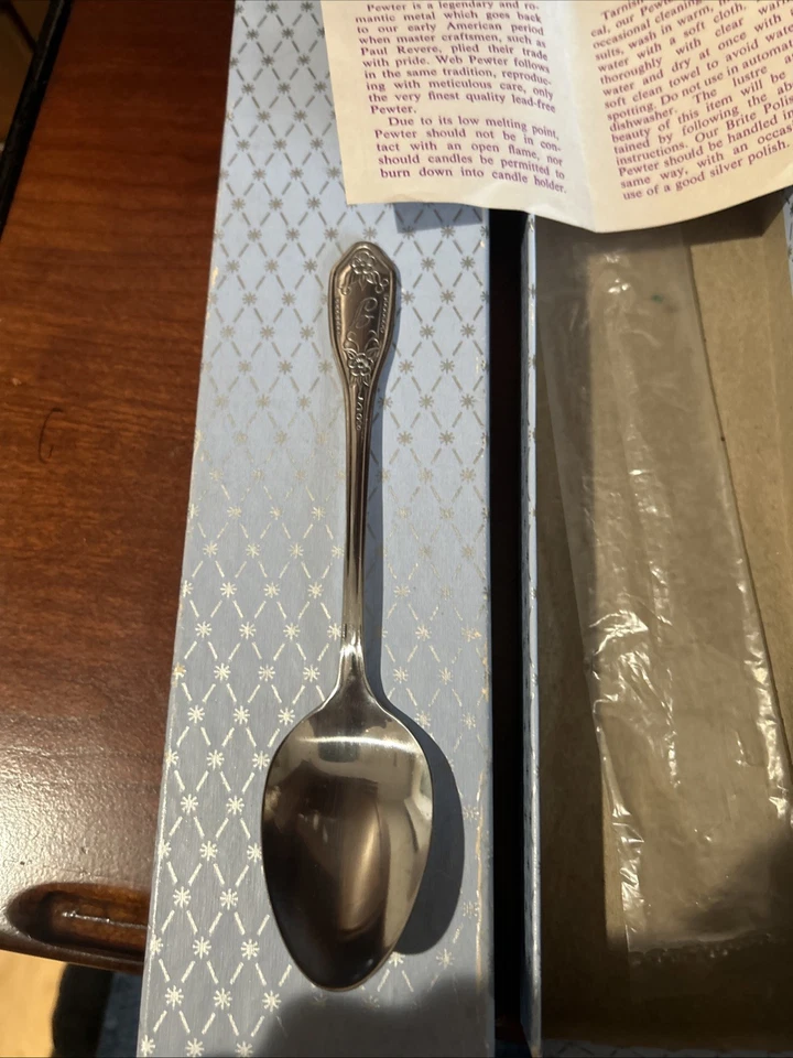 Cuchara Custom Craft USA con mango de peltre floral en relieve. Foto 4 de 4