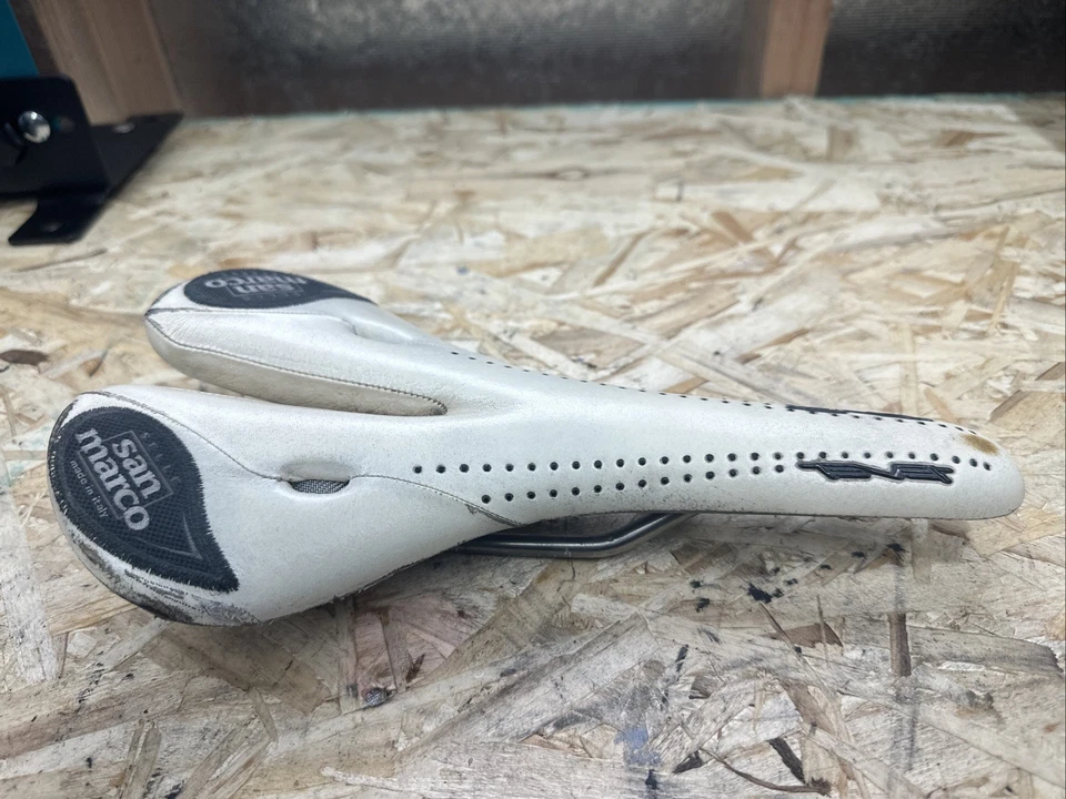 Sillín de bicicleta de carretera Selle San Marco 152 mm x 278 mm cuero blanco 222 g Foto 2 de 4