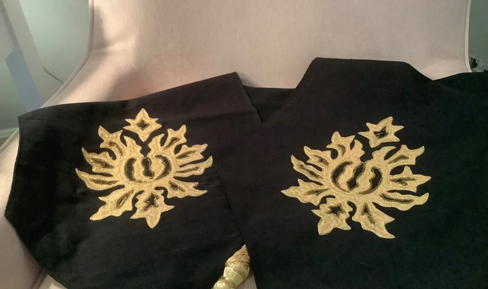 Corredor de mesa 72"x 13" negro con bordado dorado y cuentas con borlas desmontables Foto 3 de 4