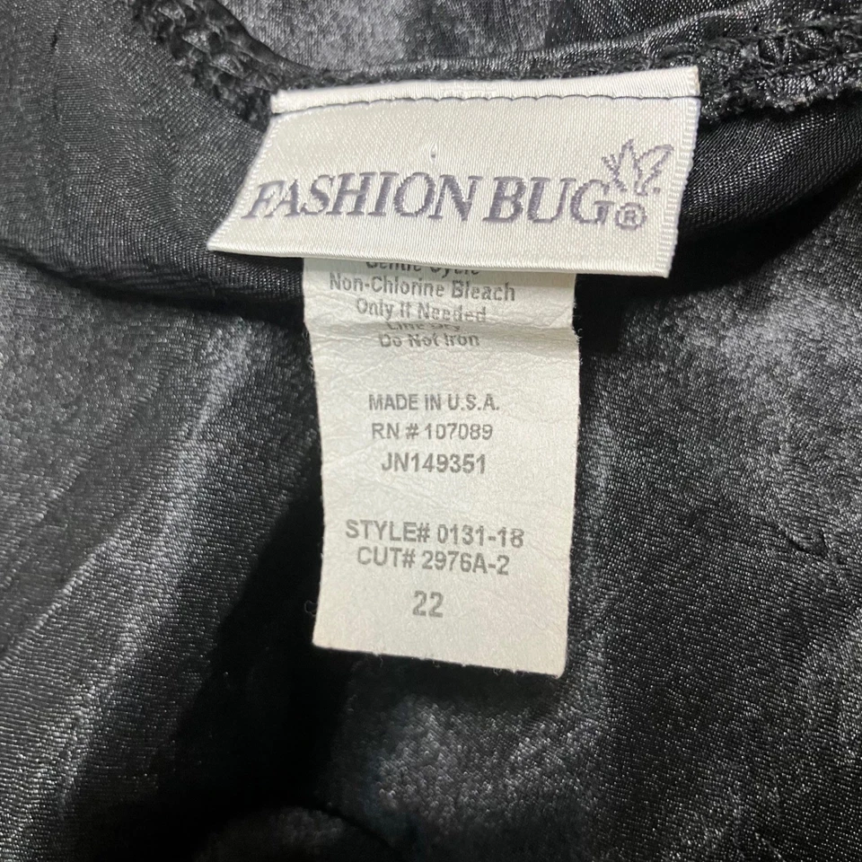 Camiseta sin mangas Babydoll de encaje satinado con cuentas de encaje y2K de colección Foto 3 de 4