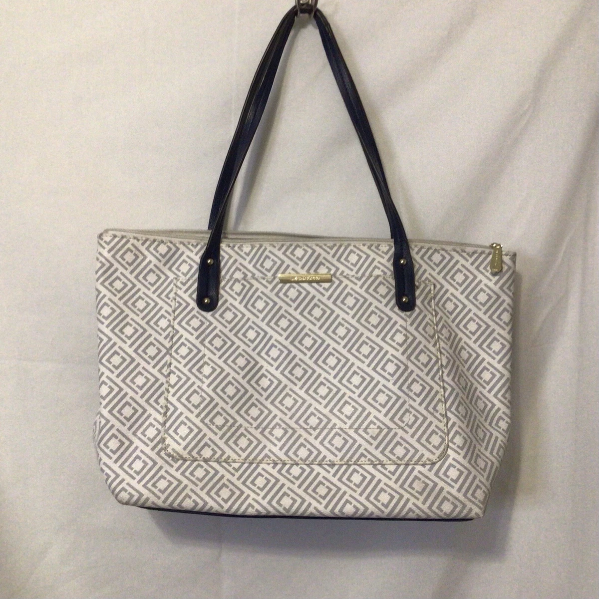 Liz Claiborne purse gray geometric pattern zipper closure pocket