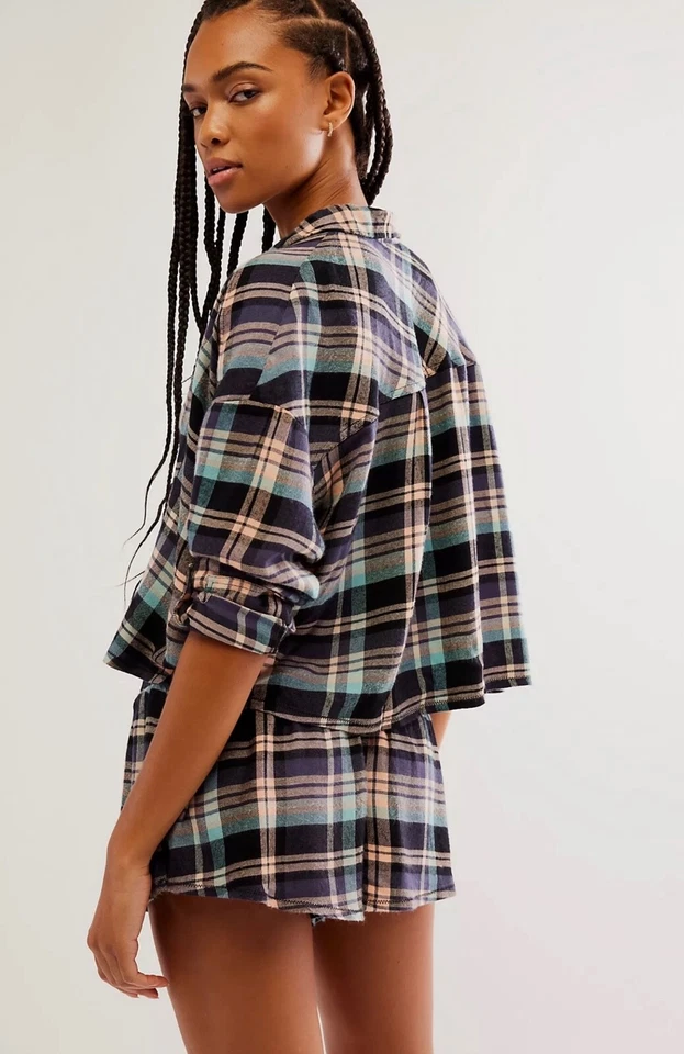 CONJUNTO DE PIJAMA TOP E SHORTS FREE PEOPLE ENVOLTO EM FLANELA XADREZ L - Imagem 3 de 4