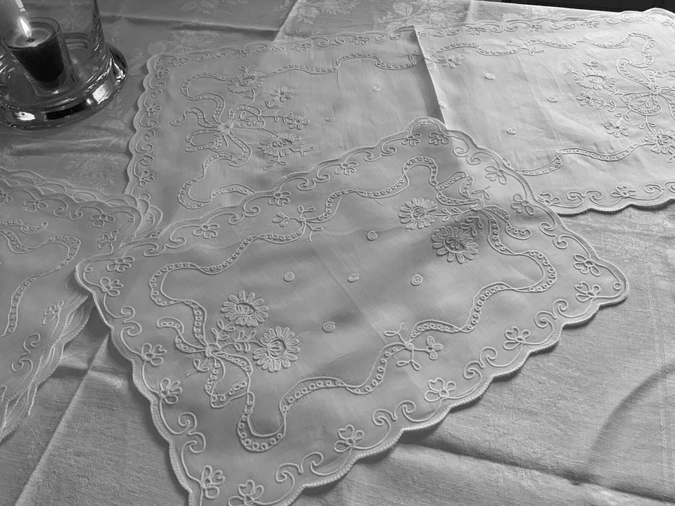 Linge Ancien Chemin De Table + 6 sets brodés sur batiste - Photo 2/4
