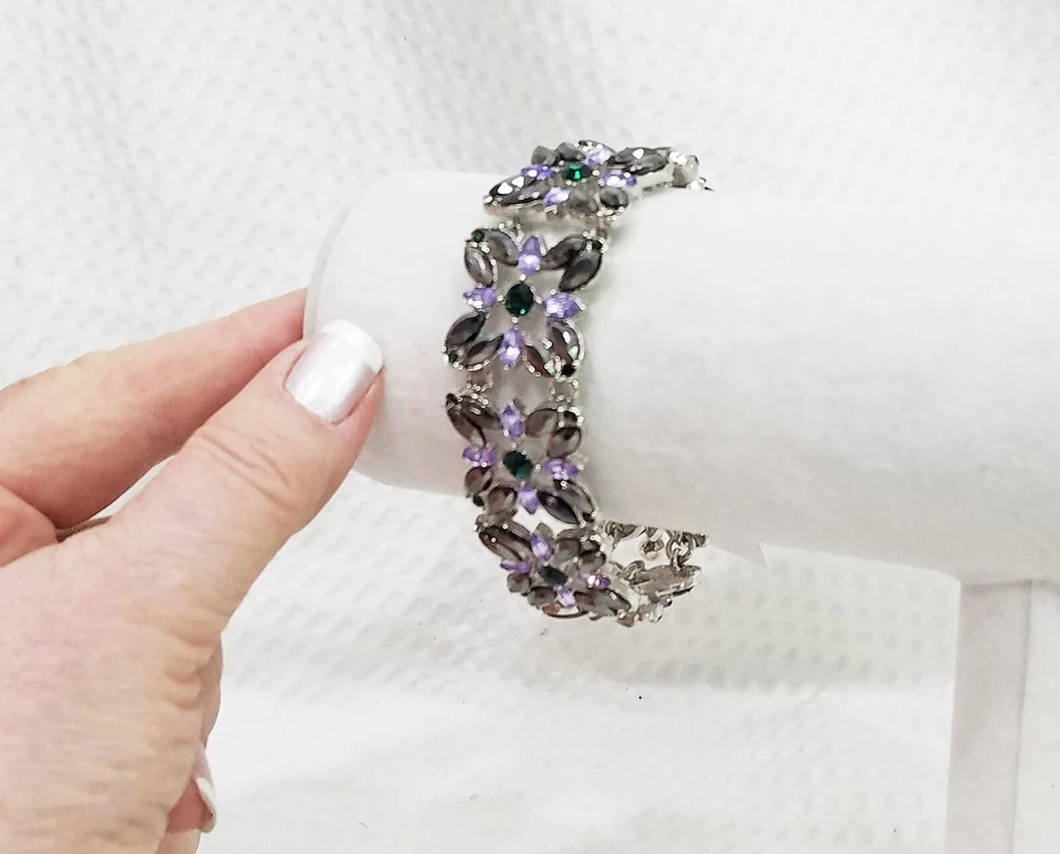 Brazalete de eslabones ViVI metálico topo, lavanda y cristal verde tono plata firmado Foto 4 de 4