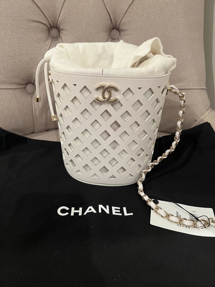 Chanel Bolso Cubo Blanco Perforado Bolso Cartera NUEVO Acolchado Rosa Púrpura Playa Foto 2 de 4