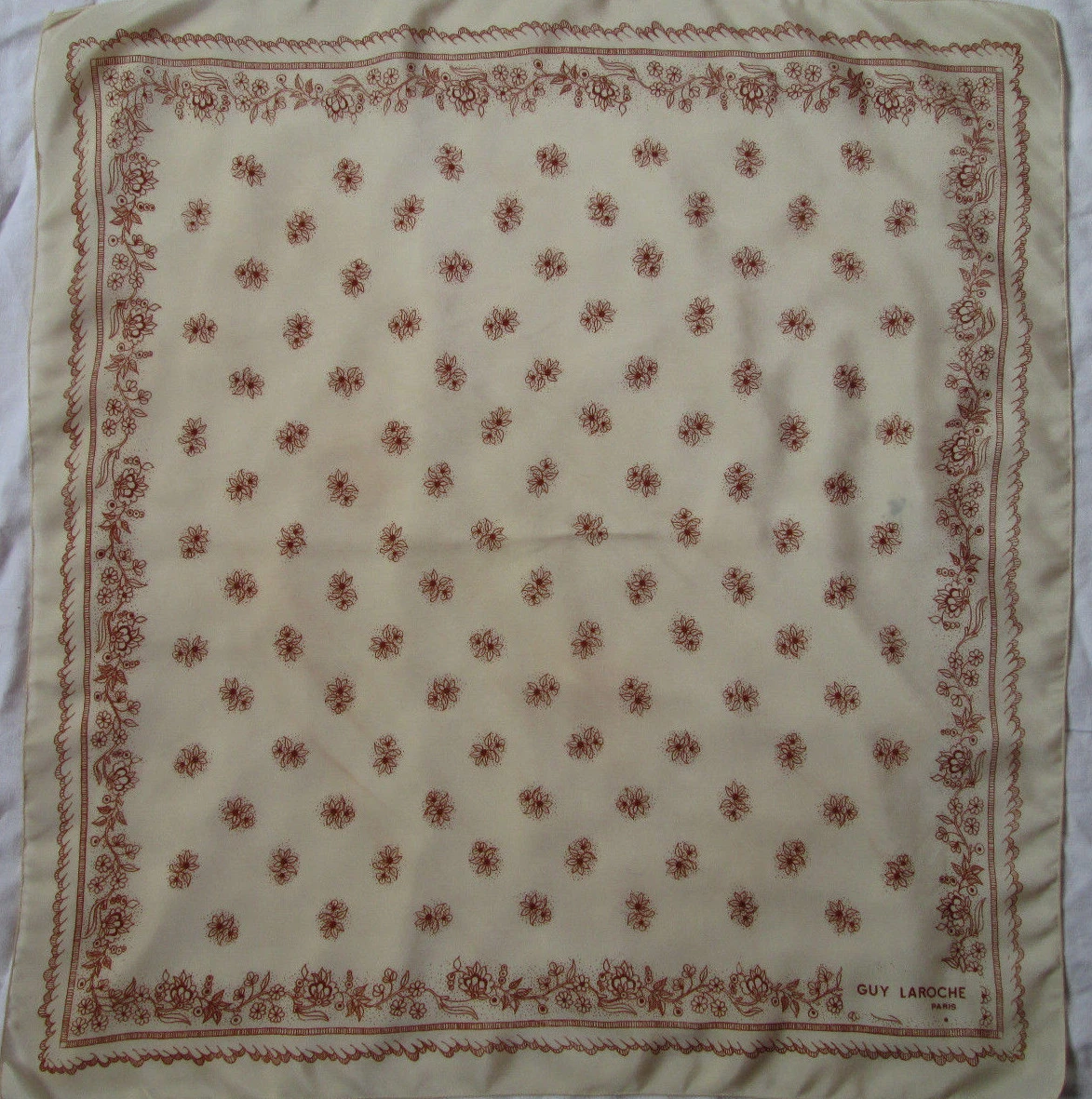 Carré Foulard Guy Laroche Fidji Vintage - 87x87cm, Imprimé Blanc/noir/doré, Polyester, Neuf Sous Sachet