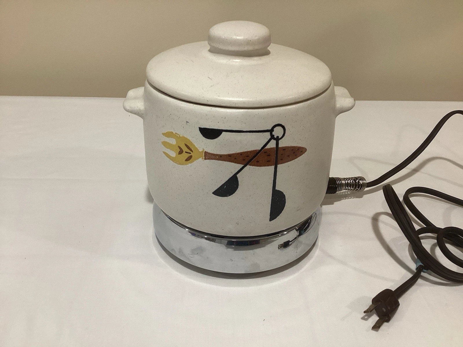 Vtg West Bend Stoneware Bean Pot/Chili Crock 2 Qt. w Electric Warmer