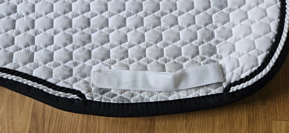 Mattes Lammfell Schabracke Dressur weiß - Bild 3 von 4