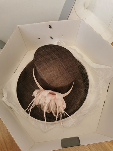 Sombrero Jacques Vert Damas con Caja Ocasión Marrón Rosa Ala Flor Pluma Boda - Imagen 7 de 24