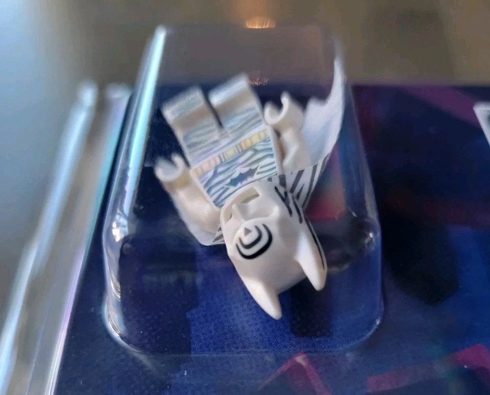 LEGO - DC - 2019 SAN DIEGO COMIC CON 50TH EXCLUSIVE - ZEBRA BATMAN - WITH CASE - Image 4 of 4