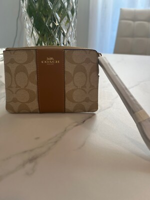 Coach Corner Zip CS602 Wristlet In Signature Canvas Khaki New W/original tags!!!