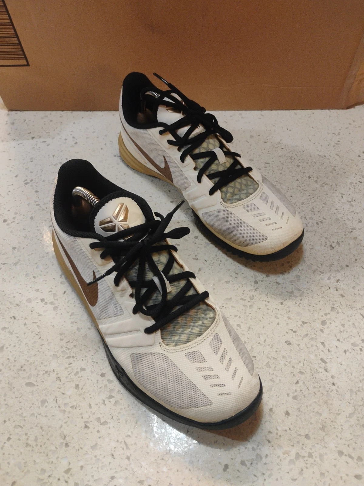 Nike Kobe Mamba Mentality Retirement Bianco Oro Metallizzato Uomo 10.5 704942 102