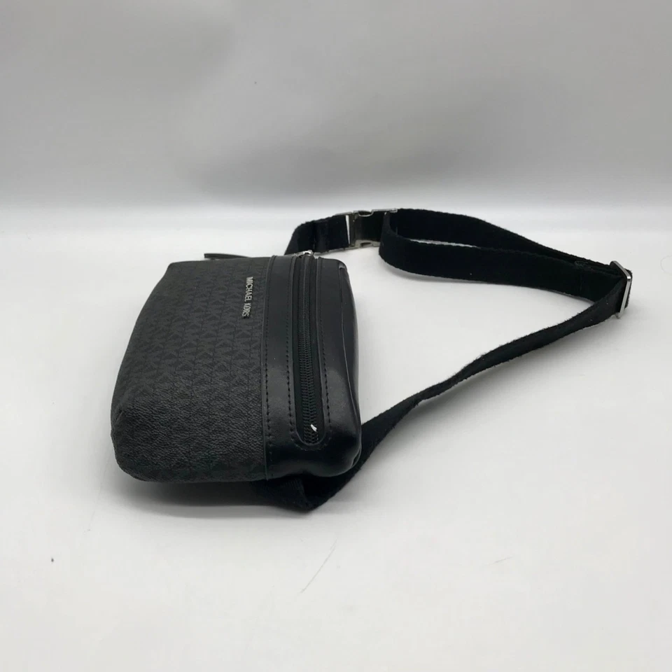 Riñonera Michael Kors negra recubierta de lona y cuero con monograma Foto 4 de 4