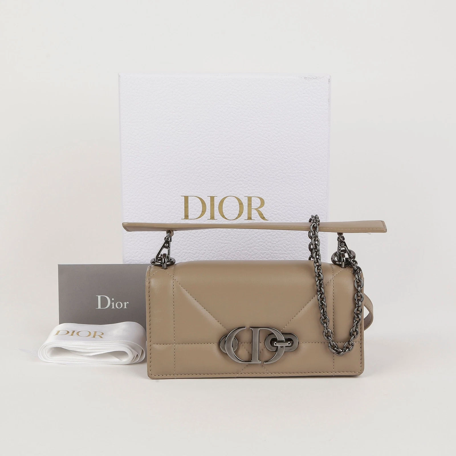 Sac fourre tout et bandoulière Dior beige en cuir d'agneau Montaigne 30 pochettes M9224BNNA