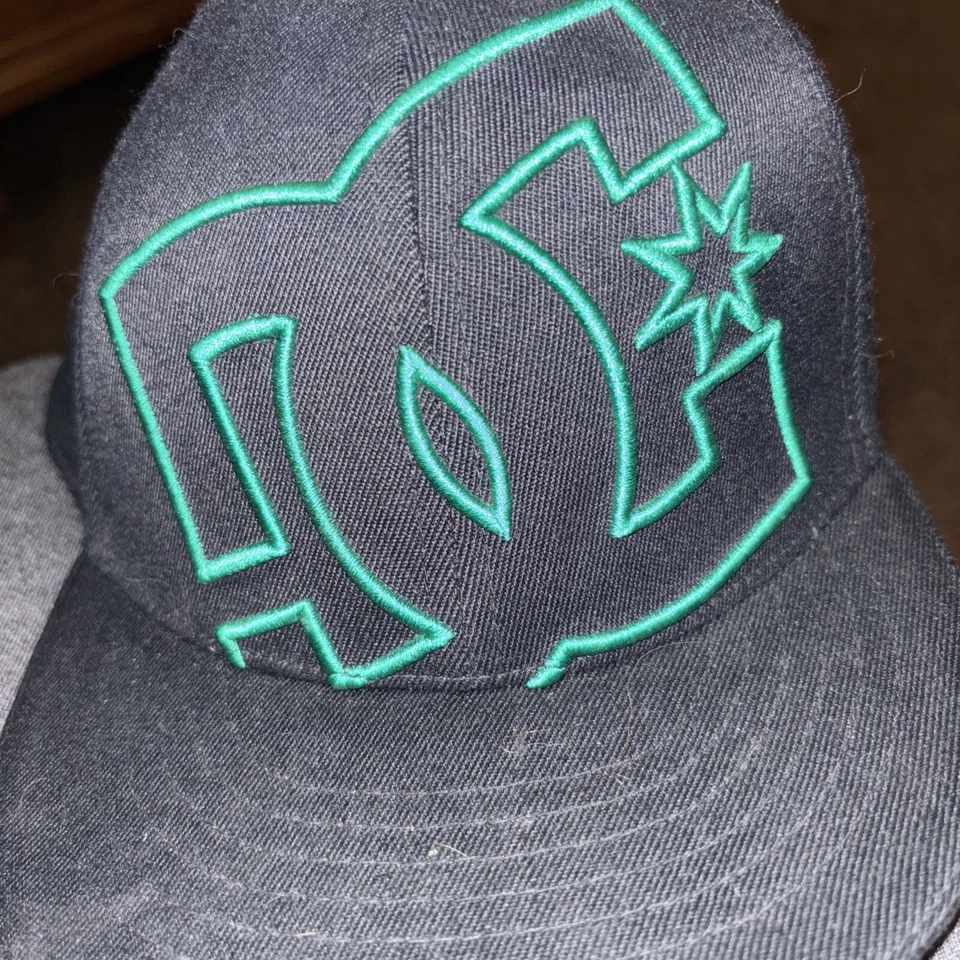 DC Shoes Logo 210 Fitted Flex Fit Brand Hat  Black/Green Size  6 7/8 New Era - Image 2 of 3