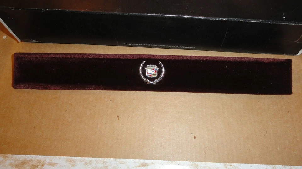 NOS 1985-86 CADILLAC FLEETWOOD PORTA DA FRENTE ACABAMENTO INTERNO COM EMBLEMA CLARET ESCURO - Imagem 2 de 4