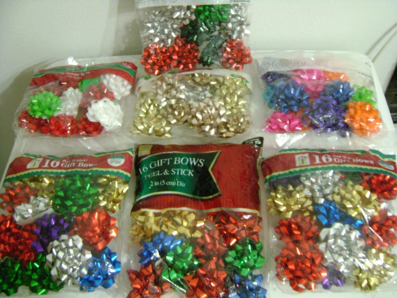 94 2" MEDIUM CHRISTMAS/PARTY/HOLIDAY SELF ADHESIVE GIFT BOWS 7 PACKS NEW/SEALED