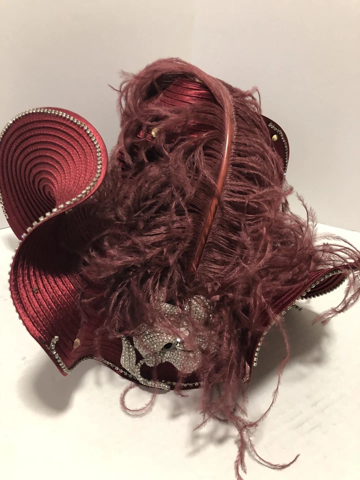 Hermoso sombrero rojo oscuro Donna Vinci Couture pluma joya piedra flor Foto 4 de 4