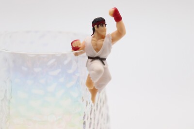 Ryu Skill Mini Figur hängt am Rand eines Glas-Straßenkämpfers aus Japan