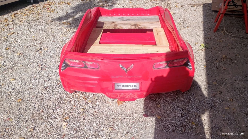 Cama Step2 Corvette Z06 criança para solteiro vermelha com faróis e colchão de solteiro - Imagem 3 de 4