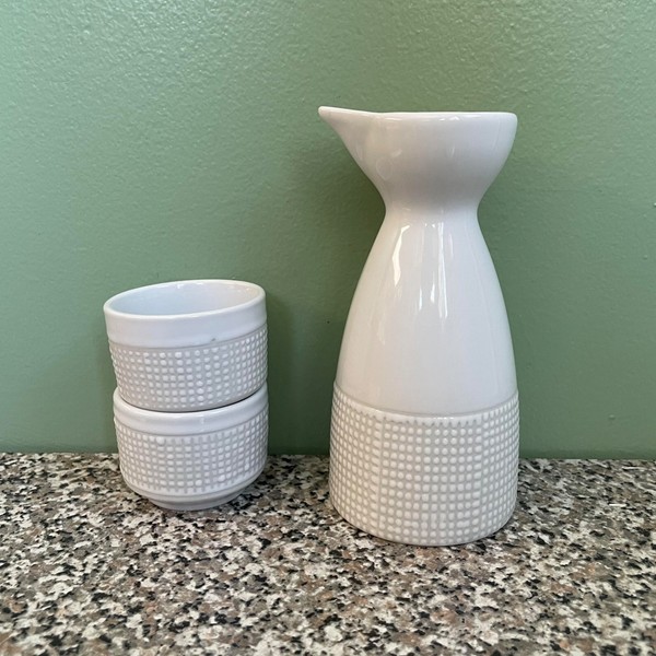 Juego de sake de 3 piezas blanco con patrón en relieve World Market