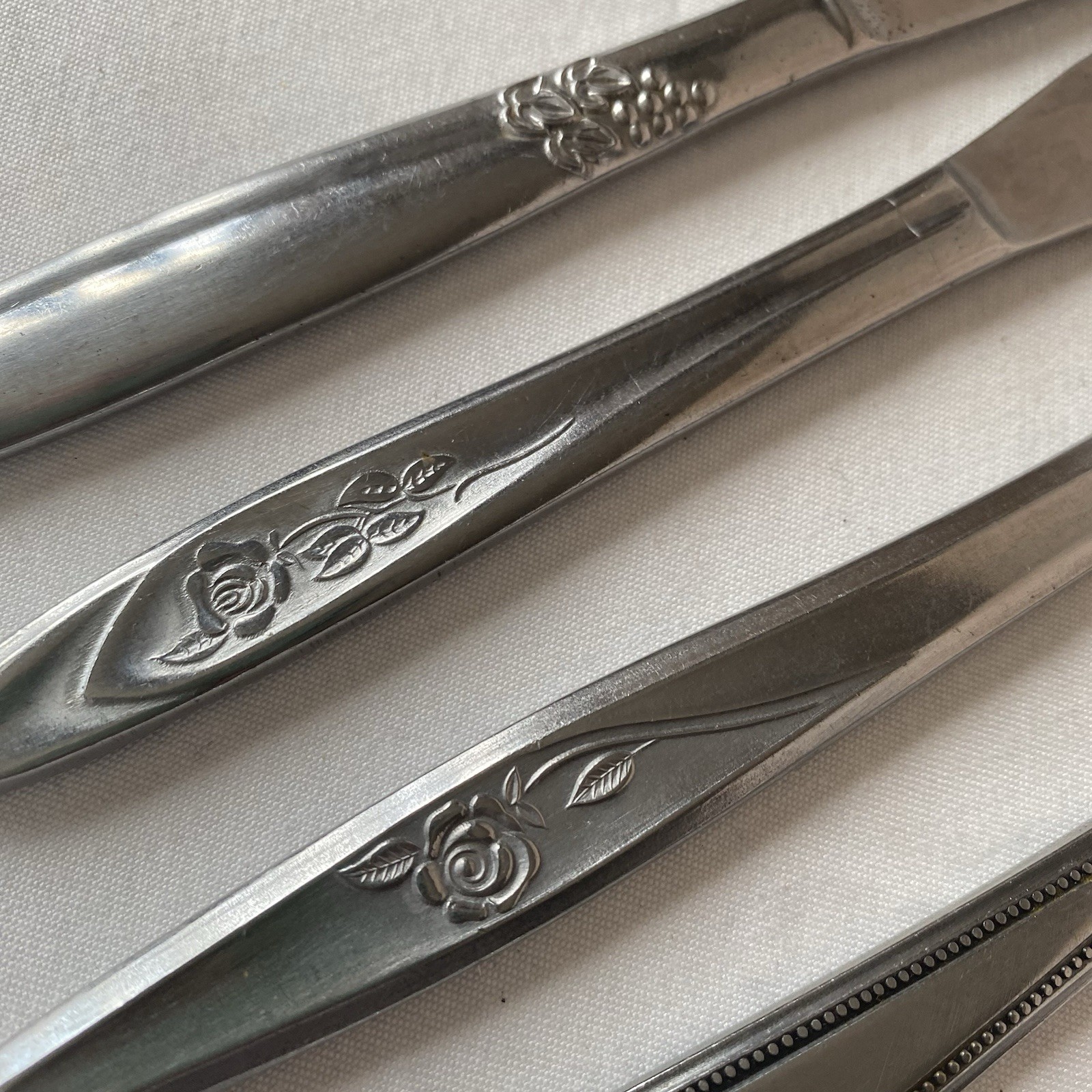 Mixed Lot 10 VTG Stainless Dinner Knives Floral MCM Mismatched Japan READ