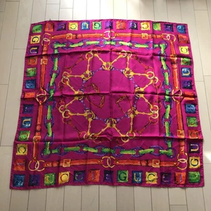 Foulard GUCCI en soie rose 33,1 x 33,1 pouces chaîne et motif carré fabriqué en Italie