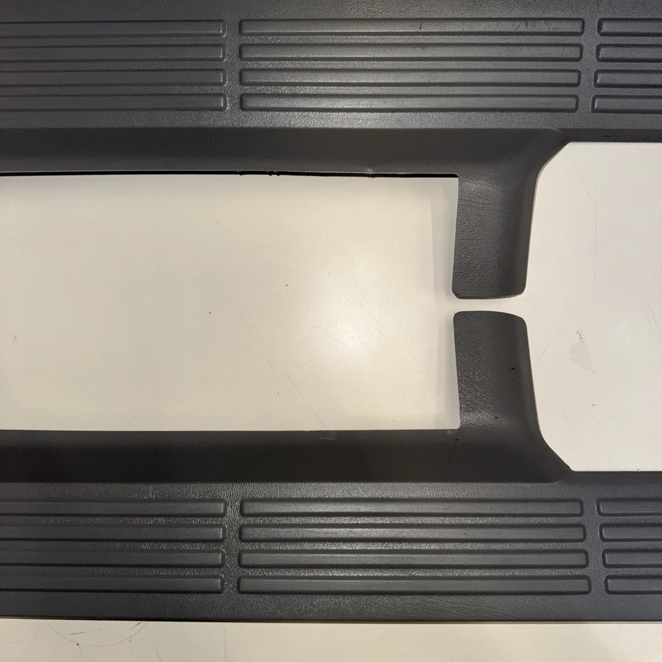 Par de molduras de umbral de puerta gris 99-00 3 puertas Chevy GMC Silverado Sierra Foto 3 de 4