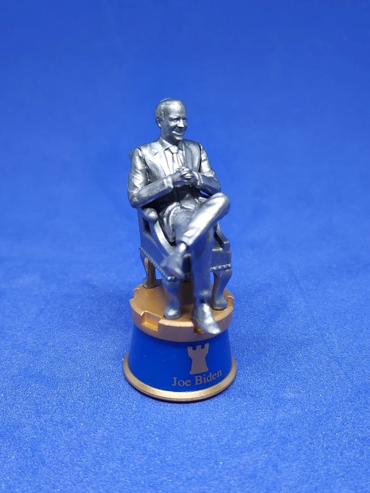 Mini estatuilla de Joe Biden de 3 pulgadas con recuerdos del presidente demócrata Foto 4 de 4