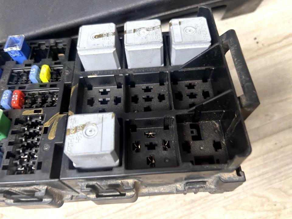 FORD FIVE HUNDRED 05-07 OEM FRONT POWER DISTRIBUTION FUSE BOX RELAY CONTROL - Image 3 of 4