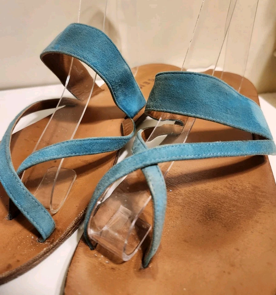 Sandalia Plana M.Gemi x Cosabella Collab "The Medio" Gamuza Aqua Talla 10/41 Ret. $228 Foto 4 de 4