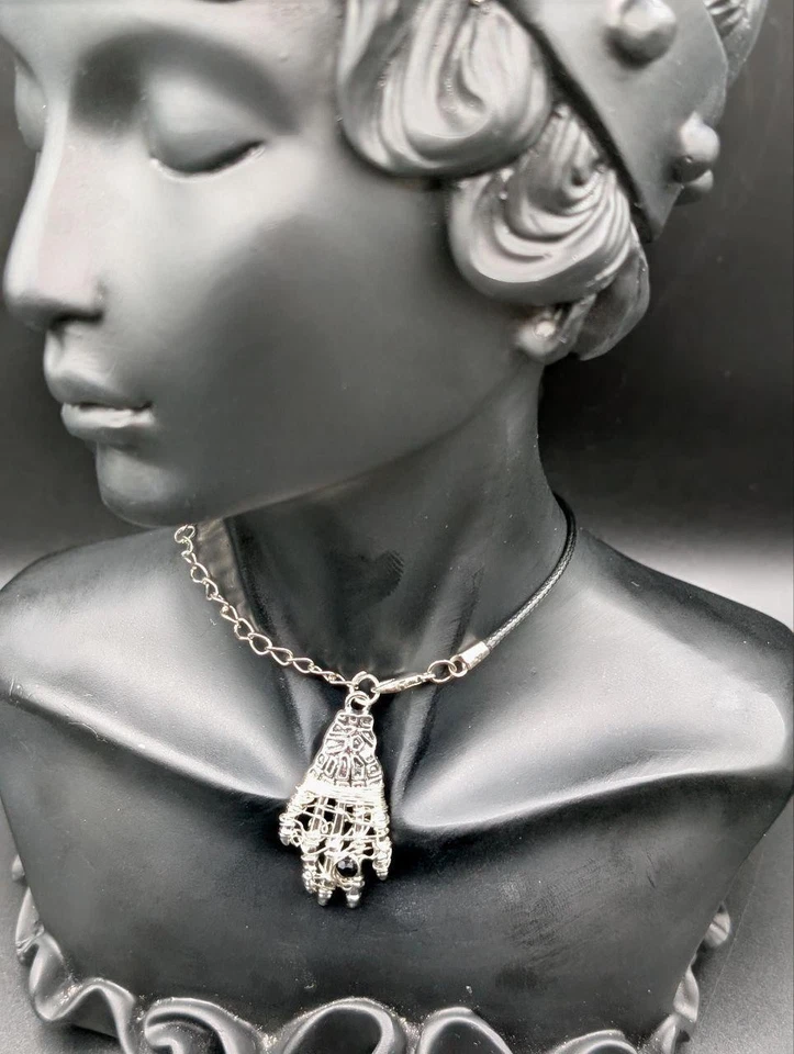 Collar de piedras preciosas negras envuelto en alambre de plata colgante reliquia mano de bruja - Imagen 4 de 4