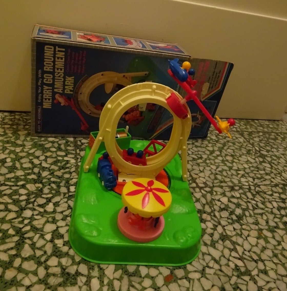 TOY VINTAGE BATTERY OPERATED MERRY GO ROUND PARK TRAIN CHOO